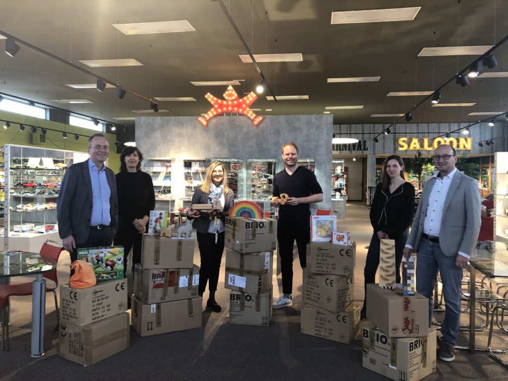 Fachgruppe Holzspielzeug übergibt Spenden an SOS Kinderdorf bei der Heinrich Bauer Group
