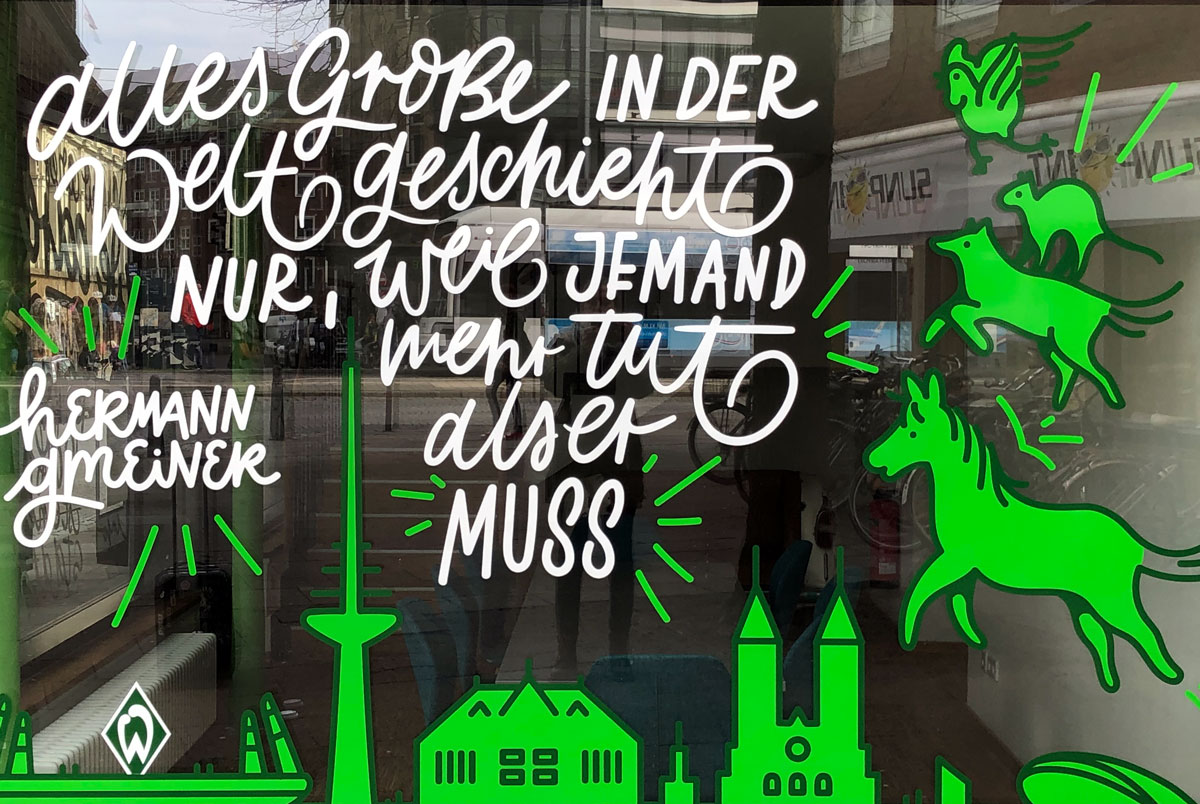 Zitat auf Schaufenster von Hermann Gmeiner